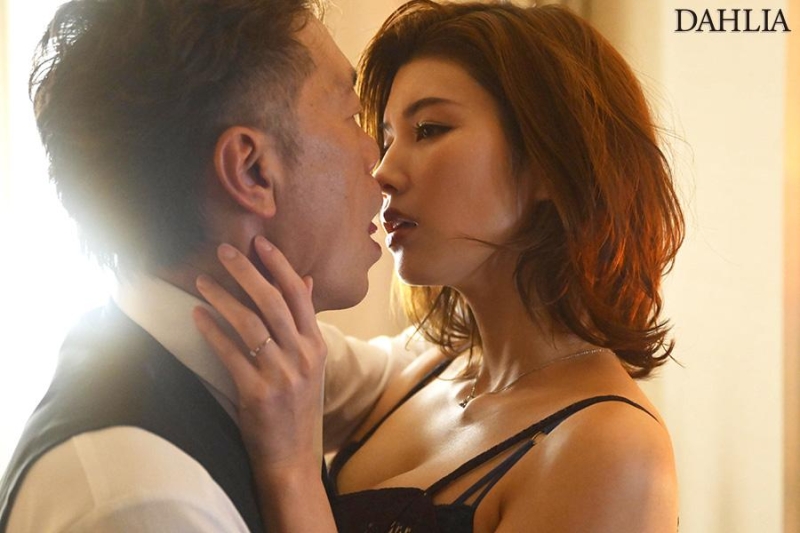 DLDSS-392 screenshot 5 Sweet kisses, betrayal and infidelity. After finding out that her fiance is cheating on her, she becomes sexually uninhibited, passionately kisses the hot company president, and lets loose, destroying her everyday life. Suzume Mino