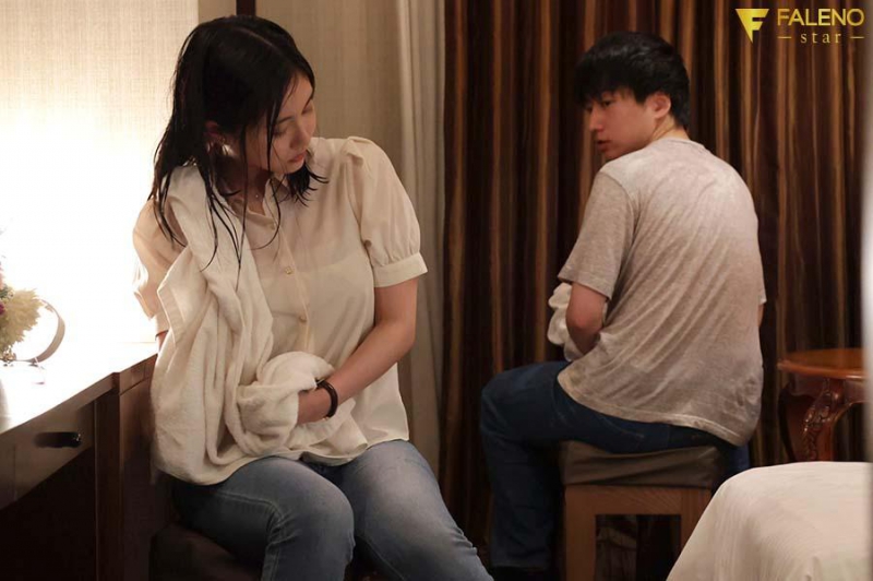 FSDSS-656 screenshot 1 We took shelter at a hotel to avoid the torrential downpour. There's no way anything can happen with a married woman and a virgin alone... Natsu Igarashi